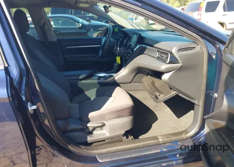 2021 Toyota Camry Le z USA, uszkodzony, nr VIN 4T1C11AK8MU461036